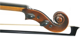 3/4 Viool Primavera 200. De klankkast van de viool is gebouwd van zorgvuldig uitgezocht Spar en esdoorn. Hierdoor heeft de viool niet alleen een fraai uiterlijk, maar ook een vol geluid. De toets en de stemsleutels zijn van ebbenhout. Deze set is Super Speelklaar en met Schoudersteun 