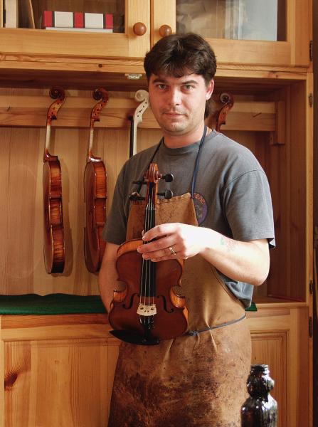 1/2  Viool Ars Music 024  " Hoge kwaliteit, hand gebouwd in Tsjechisch atelier "  Het instrument is met zorg gebouwd door vakbekwame bouwers onder leiding van meester-vioolbouwers. Het tempo ligt lager dan in fabrieken: vanwege de aandacht voor elk detail. Het resultaat is een goede toon kwaliteit en afstelling van het instrument gegarandeerd.